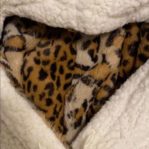 (SOLD) Wild Fable cropped sherpa - Picture 3 of 4